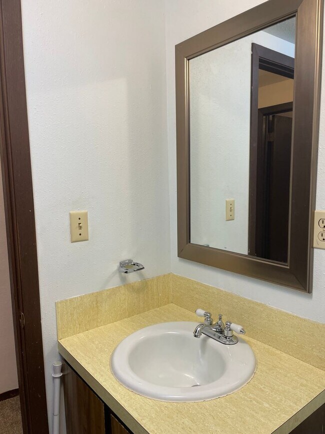 Building Photo - 2143 Ryeland Ln