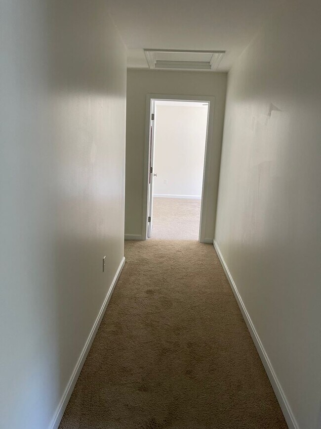 Building Photo - 7 Browns Freehold