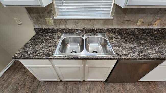Building Photo - Half off first full month's rent/Southwest...