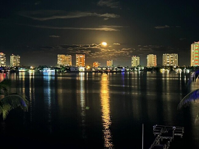 Building Photo - 3040 Lake Shore Dr