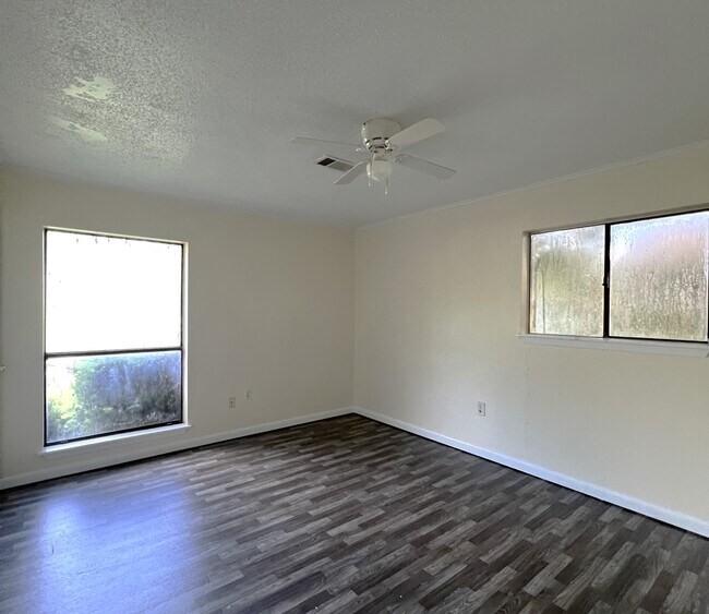 Building Photo - 1043 Westwood Dr