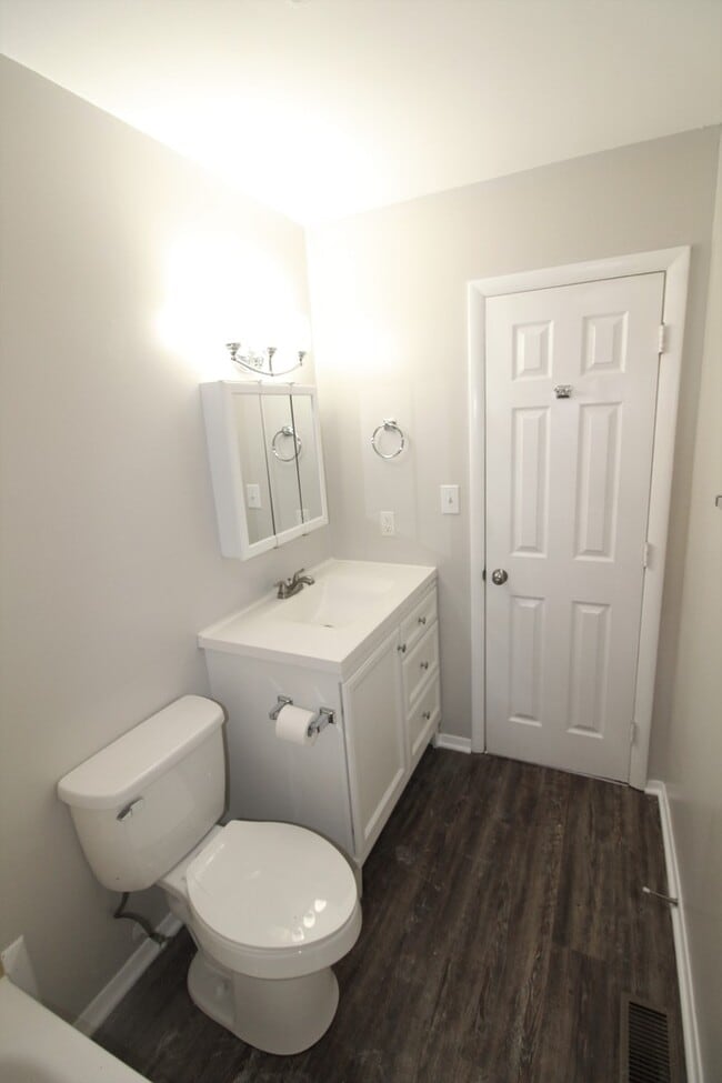 Building Photo - 2 Bedroom Townhome in Cotswold!