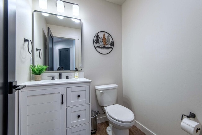 Building Photo - 690 Stone Peak Lp