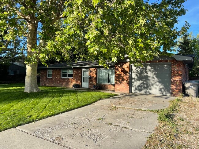 Building Photo - 2908 Meadowbrook Dr