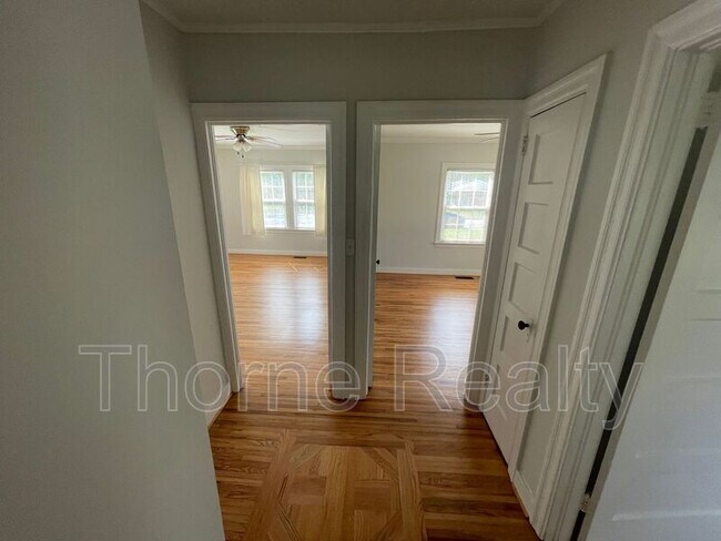 Building Photo - 2233 Oak Dr