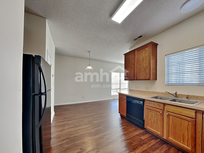 Building Photo - 539 Rockbridge Dr