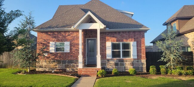 Building Photo - 3 bedroom 2.5 bath / Community pool / 2 ca...
