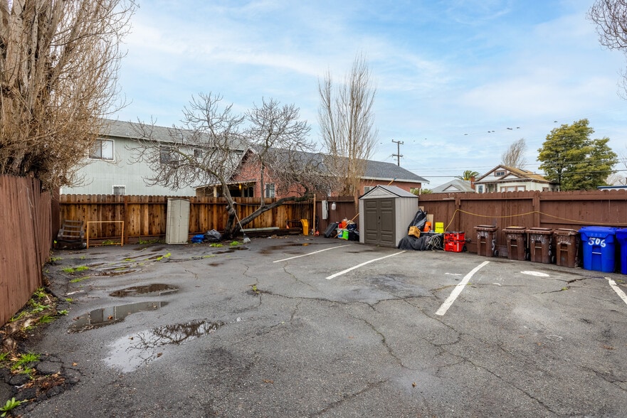 Building Photo - 512 Barrett Ave