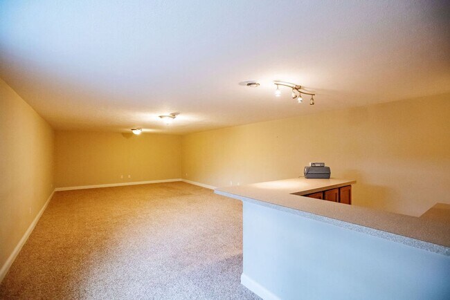 Building Photo - 3 Bed (with 4th bed potential downstairs),...