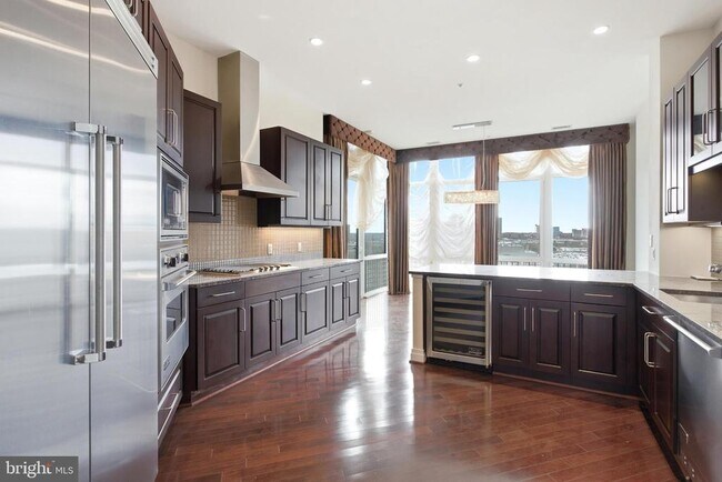 Building Photo - 8220 Crestwood Heights Dr