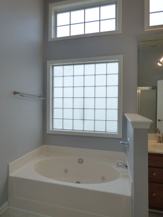 Building Photo - Lovely, Spacious 4 BR House! Vaulted Ceili...