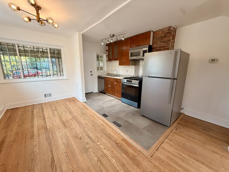 Building Photo - 1300 Dexter Terrace SE