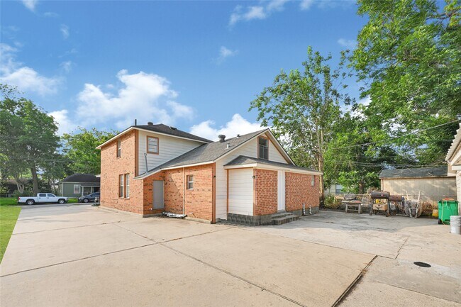 Building Photo - 715 N 1st St
