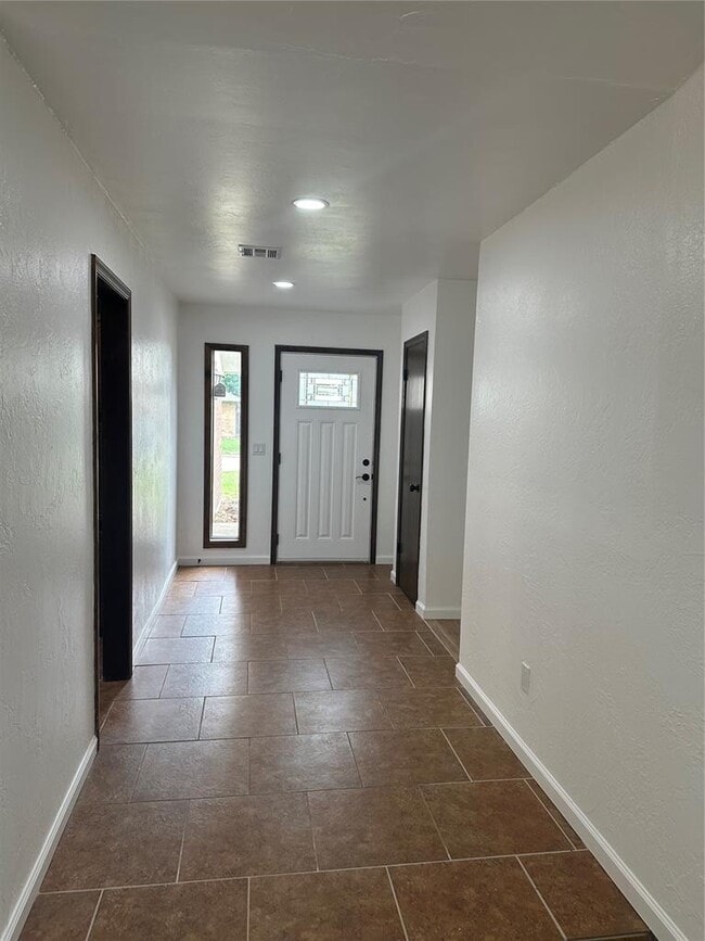 Building Photo - 1318 Alviola Ave