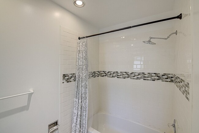 Building Photo - 4 bed/ 2 bath house on 145th St!
