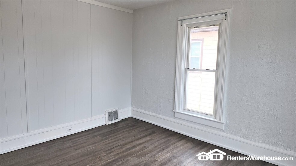 Building Photo - 408 3rd St E