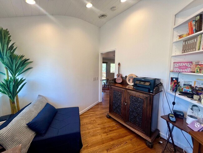 Building Photo - 335 Foothills S Dr