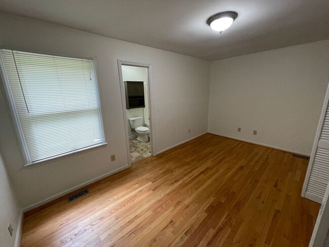 Building Photo - 3 bedroom 2 bath house available