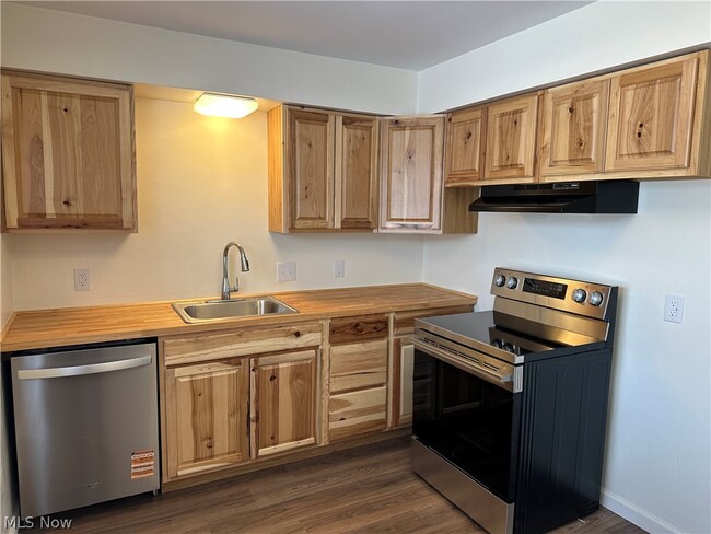 Building Photo - 840 Moyer Ave