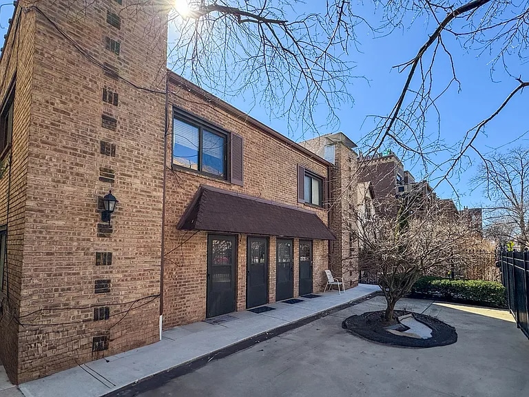 Building Photo - 713 W Diversey Pkwy