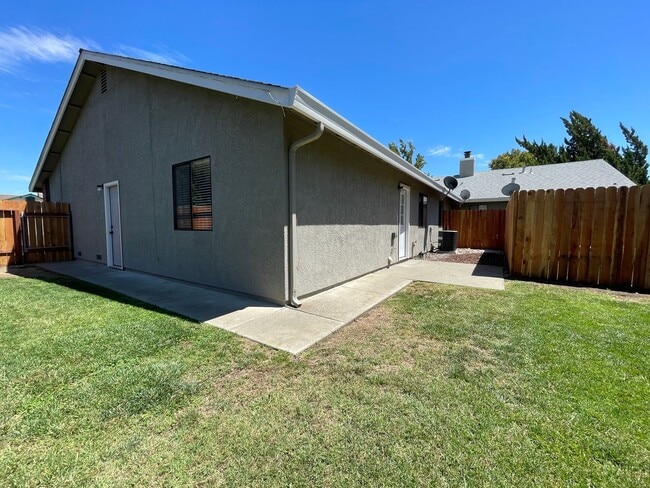 Building Photo - 364 Bishop Dr