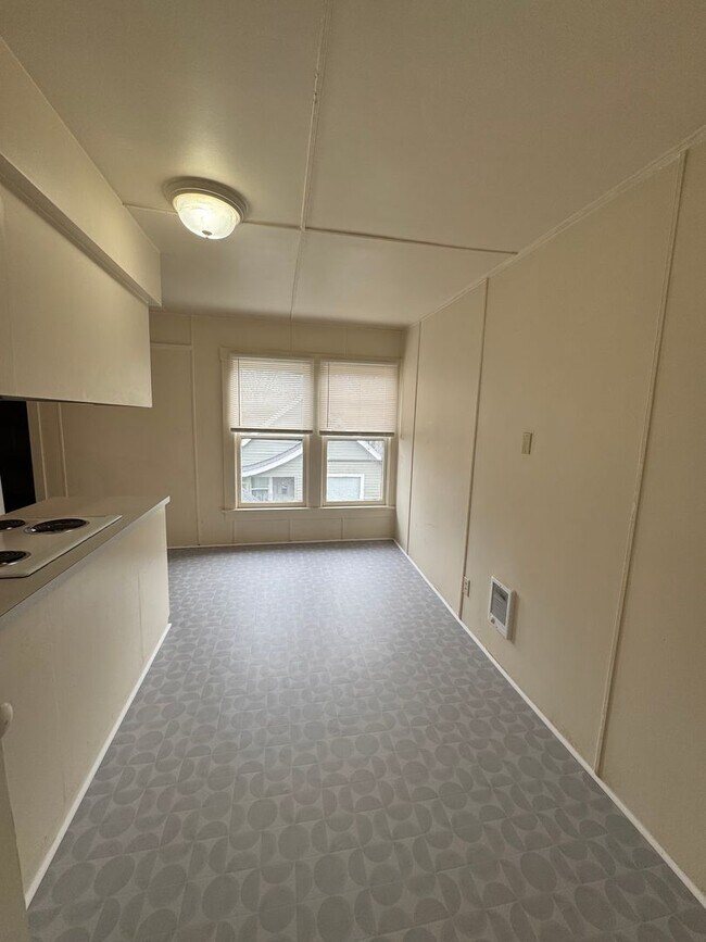 Building Photo - 2 Bedroom in Triplex Near Downtown and Campus