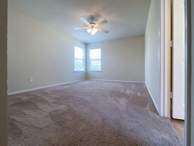 Building Photo - Spacious 4/BR 2.5/BA Two-Story Home with F...