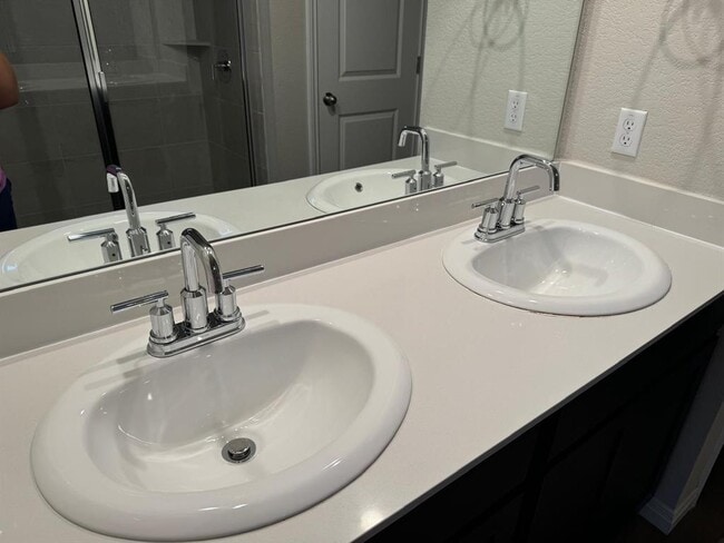 Building Photo - 623 Sun Grv Trl