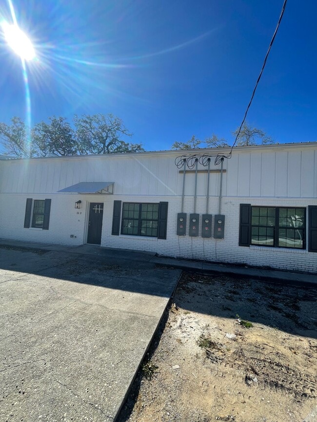 Building Photo - 51 Yacht Club Dr NE