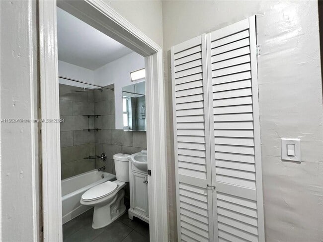 Building Photo - 5924 SW 41st St