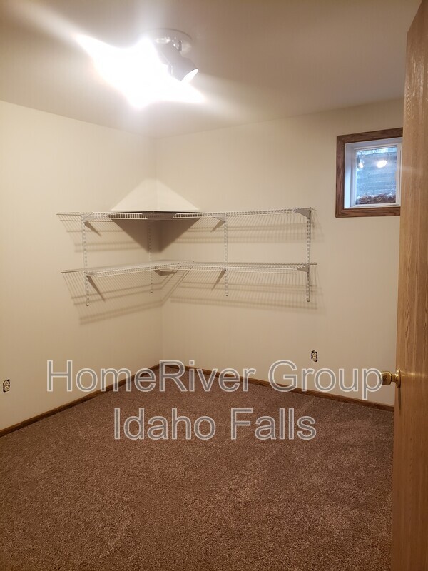 Building Photo - 1545 Bluebird Ln