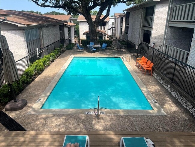 Building Photo - 1304 Summit St