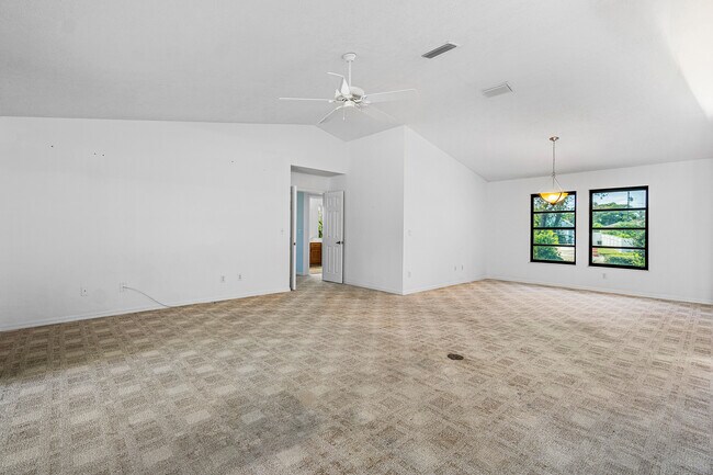 Building Photo - 2041 SE Floresta Dr