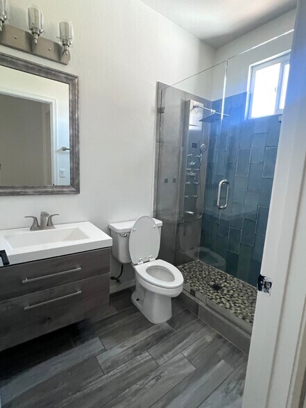 Bathroom - 1501 E Princeton Ave