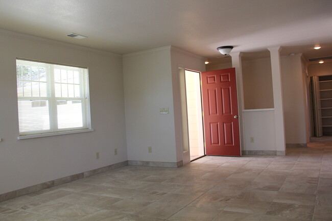 Building Photo - 3 Bed, 2 Bath Single Level Home