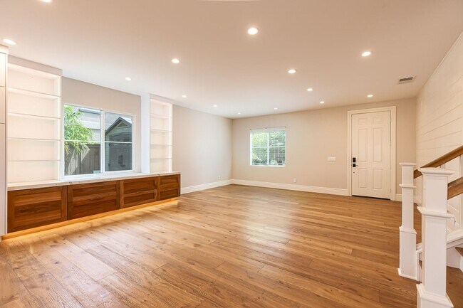 Building Photo - Beautiful Oceanside Cul-De-Sac Home!