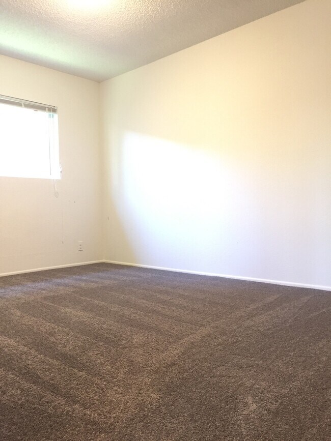 Building Photo - Great 2 BR/1 BA duplex unit available!