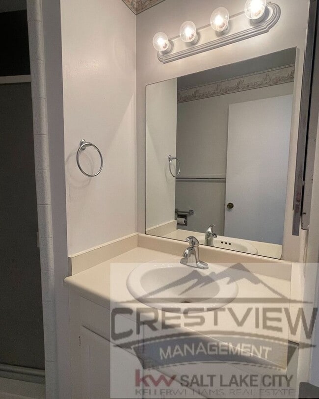 Building Photo - Charming East Sandy Home in a Prime Location