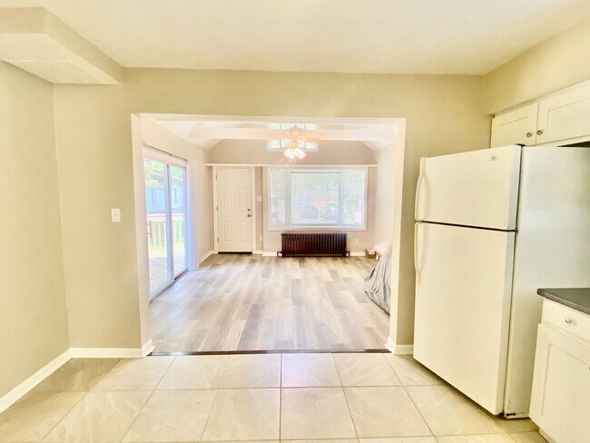 Building Photo - SPACIOUS 4 BED/2 BATH HOUSE-Luxury Vinyl F...