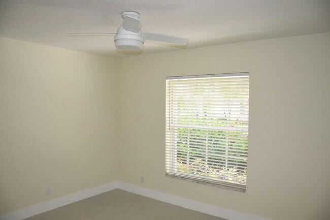 Building Photo - 210 Canterbury Dr W