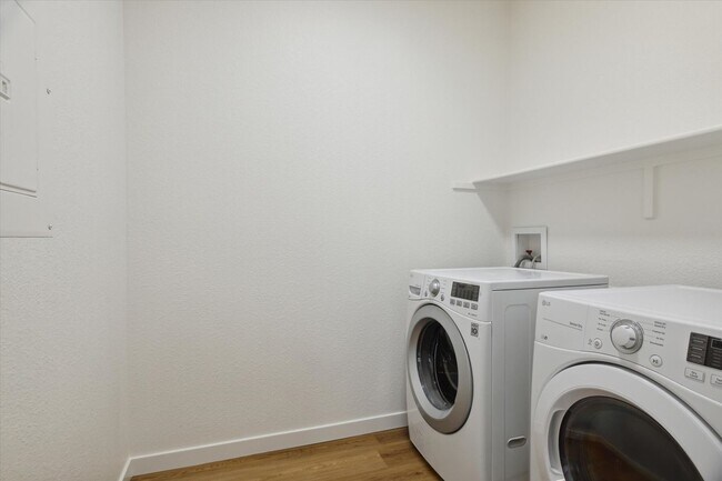 Building Photo - $1,000 DEPOSIT!!!! Fully Remodeled Three Bedroom, Two Bathroom Condo