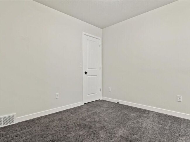 Building Photo - RIVERTON 3 BED, 2.5 BATH TOWNHOME