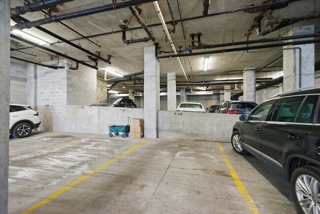 Building Photo - 910 W Madison St