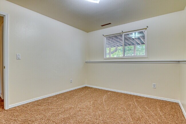Building Photo - Fantic Home In Villege Seven For Rent
