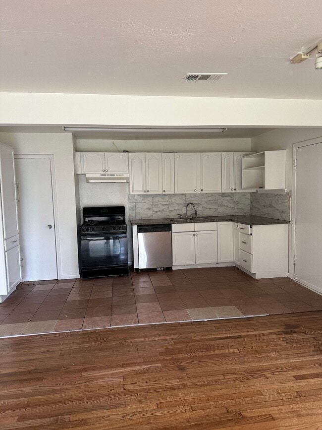 Building Photo - 1914 Westcrest Dr