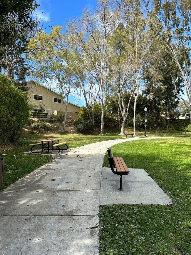 Building Photo - CHARMING 2-BEDROOM TOWNHOME IN GENESEE HIG...