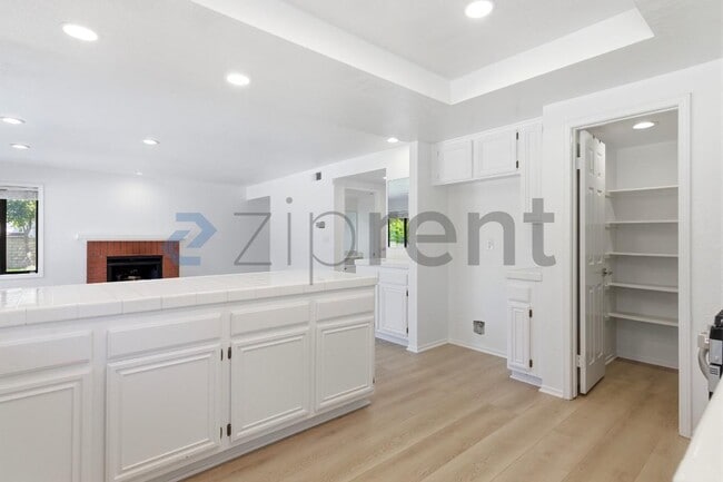 Building Photo - Unit