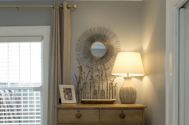 Building Photo - 801 Durant Pl NE