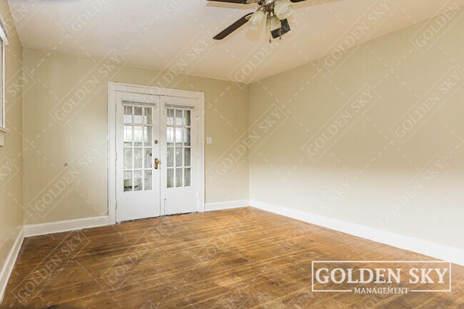 Building Photo - 2937 N Kenwood Ave