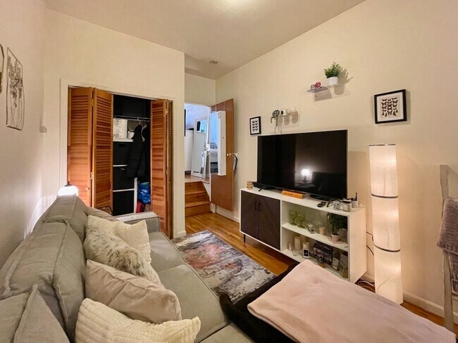 Building Photo - 707 Adams St